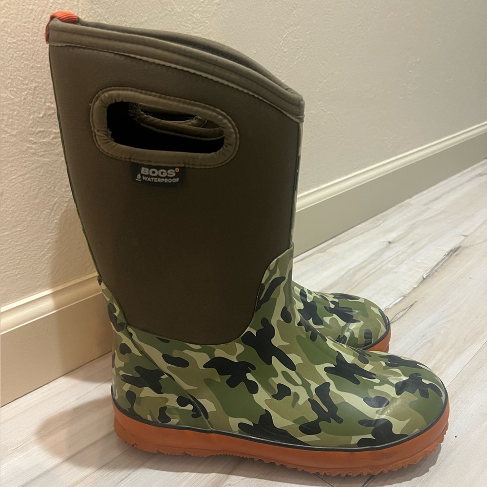 Bogs Camo Waterproof Boots - youth big kid size 5 • only worn a couple of times